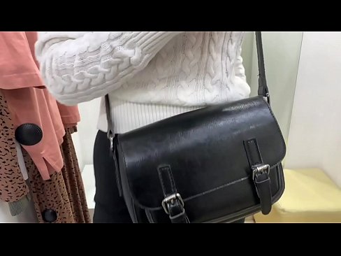 ❤️ Јавна мастурбација младе кучке ФералБерри са дилдом у соби за мерење ❌ Јебени видео код нас ❌❤